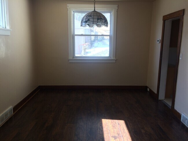 Building Photo - Brentwood - 3+ Br Single Family Home Drive...