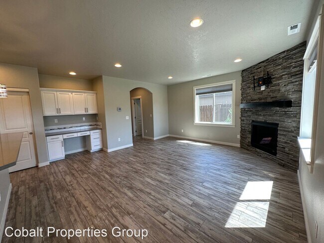 Building Photo - 3 br, 2.5 bath House - 2558 NW Hemlock Way