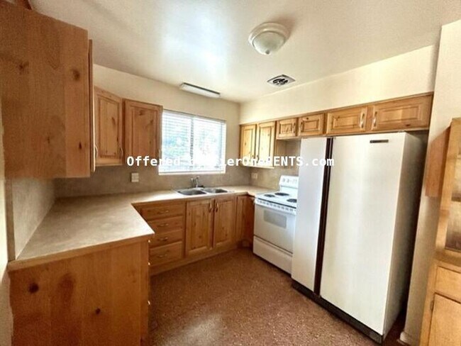 Building Photo - Charming 3-Bedroom Townhouse with Hardwood...