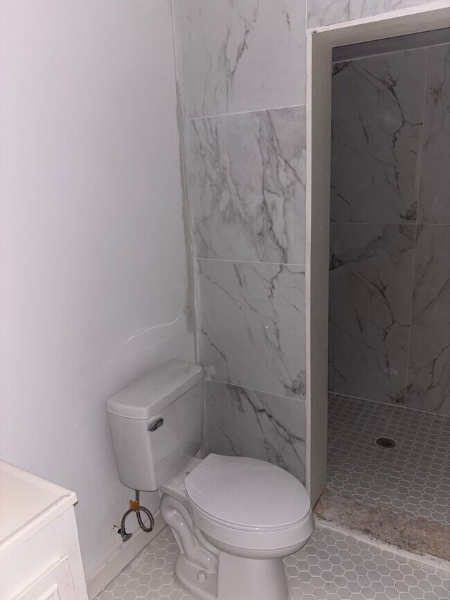 Building Photo - Newly renovated 3 bed 2 bath home in priva...