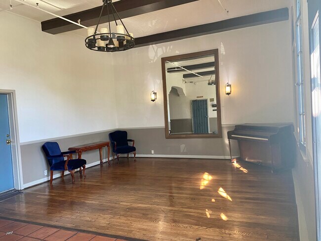 Foto del edificio - 545 S Hobart Blvd