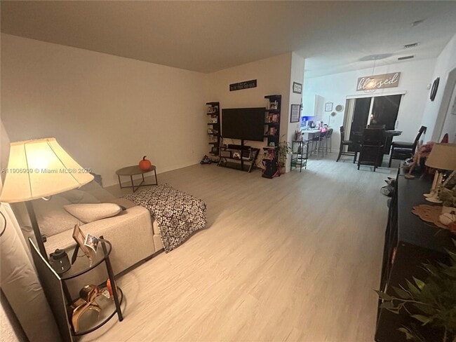 Foto del edificio - 2590 NE 3rd Dr