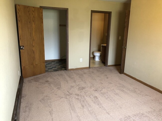 Building Photo - 1048 Abbey Ct