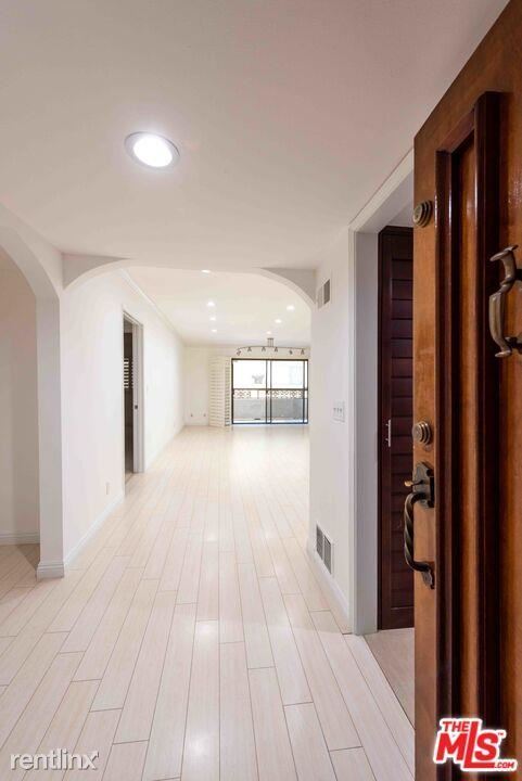 Building Photo - 2 br, 2 bath Condo - 14600 Dickens St Unit...