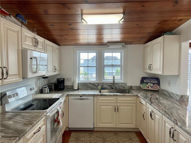 Building Photo - 71 Aquidneck Ave