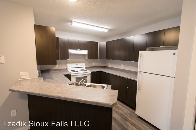 Foto del edificio - 1 br, 1 bath Apartment - 701 S. Lyons Avenue