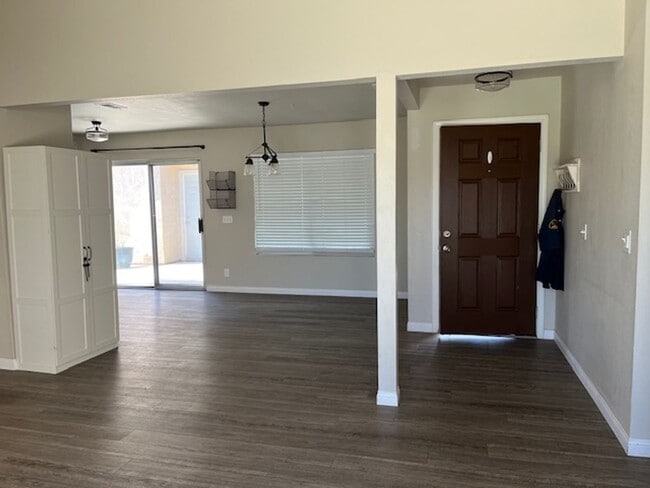 Foto del edificio - 3 Bed 2 Bath House located in the Heart of Tehachapi! Available 3/1/2026!