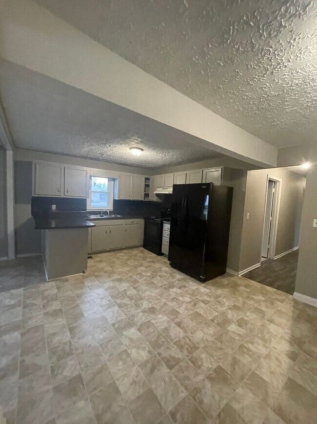 Building Photo - Spacious 4 Bedroom/2 Bath Home