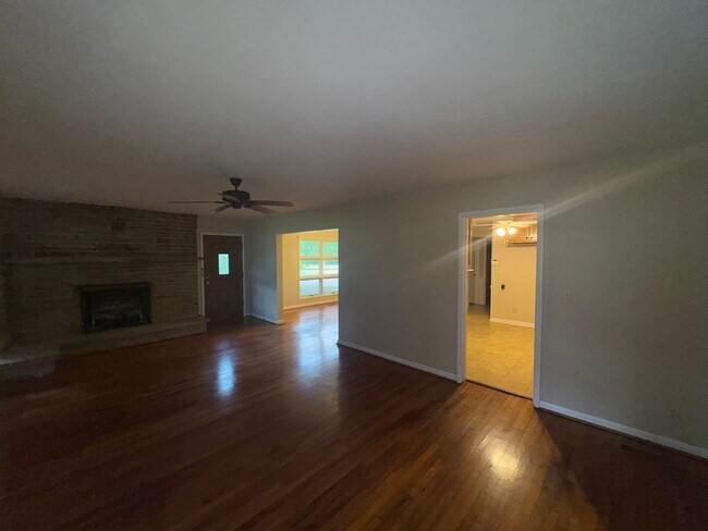 Foto del edificio - 551 Glade Rd E