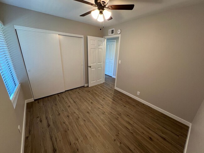 Foto del edificio - Single Story 3 Bedroom Ventura Condo *Totally updated* with GARAGE!