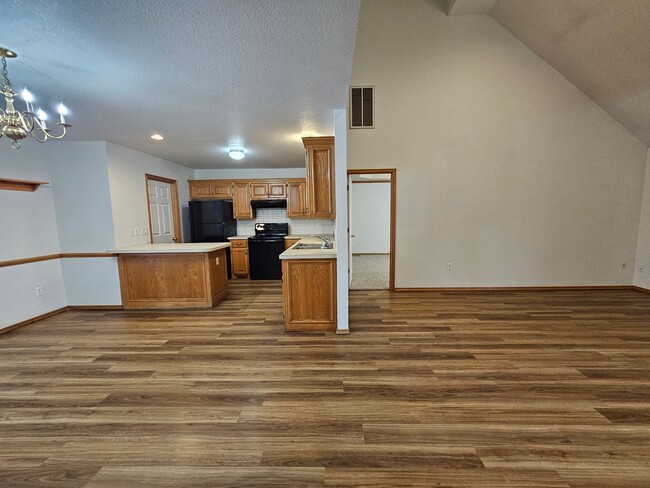 Building Photo - (3) Bed/(2) Bath in NE Norman Avail NOW! F...