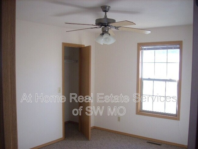 Building Photo - 2307 W Parkview Ave