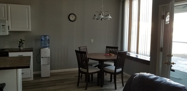 Building Photo - 1402 5th St