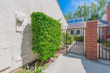 Building Photo - 14 Featherwood