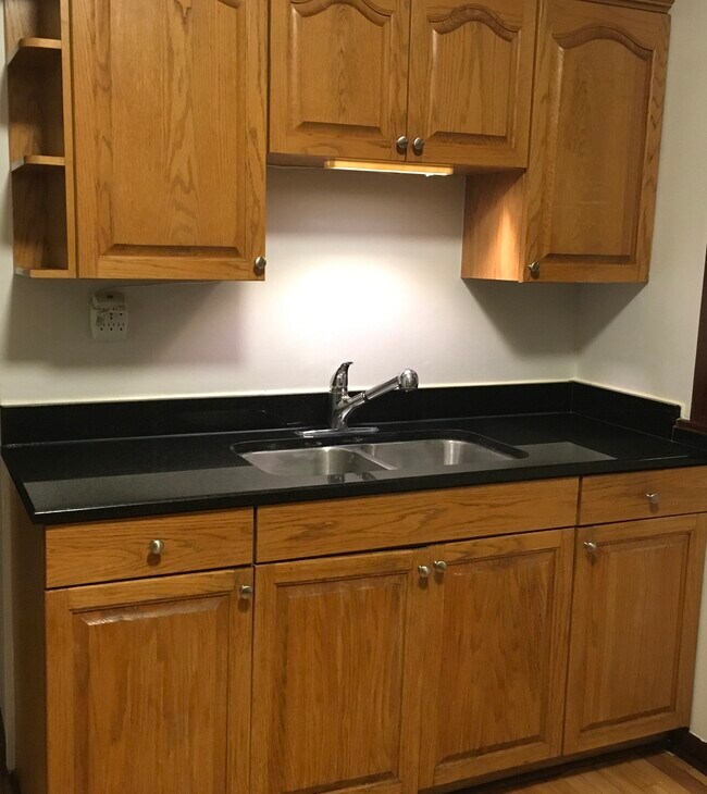 Building Photo - 2338 N Avers Ave