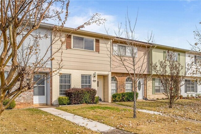 Building Photo - Cute Townhome - close to EVERYTHING