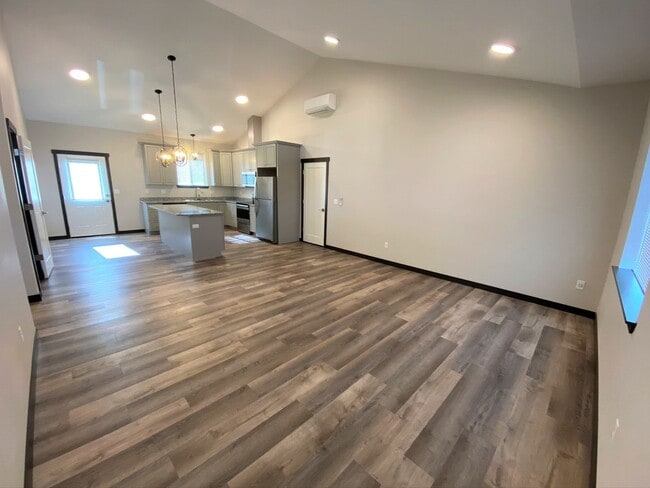 Building Photo - Exceptional 3 Bed, 2 Bath Home!