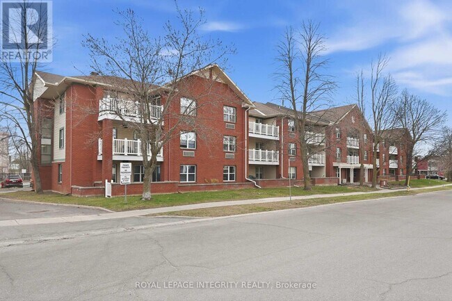 Photo du bâtiment - 1099 Cadboro Rd