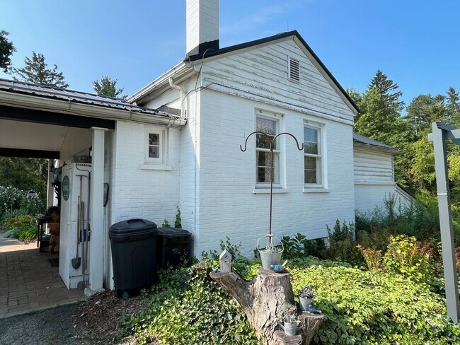 Building Photo - Bell Retreat