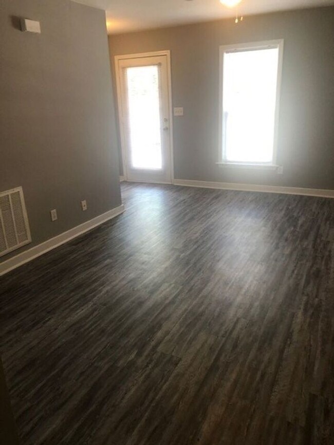 Building Photo - Pilot Grove Apartments, 3br 2ba $975.00