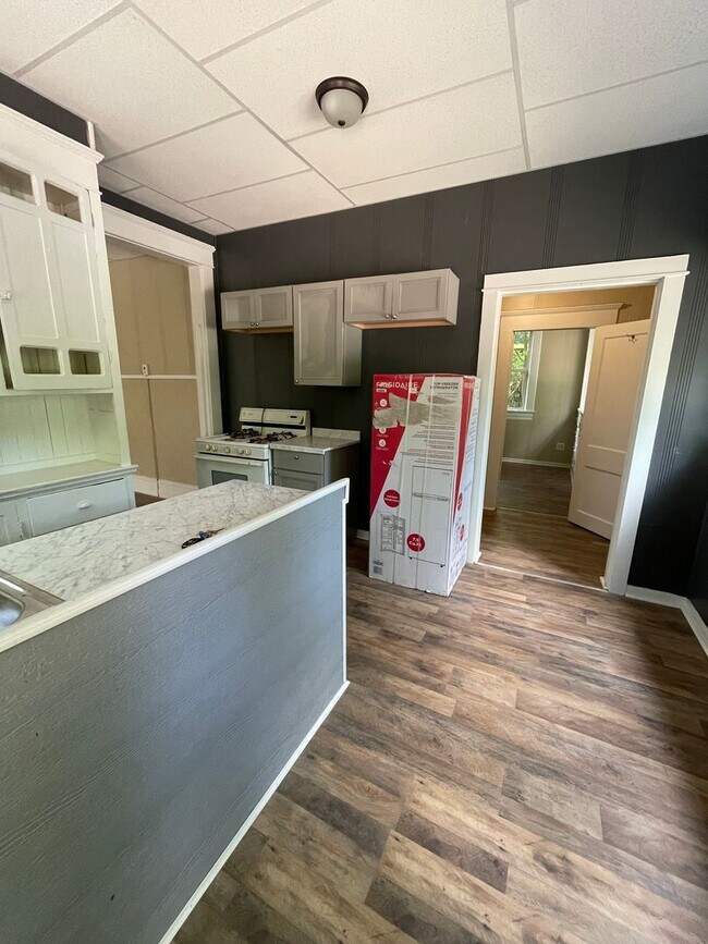 Building Photo - Newly Renovated Unit
