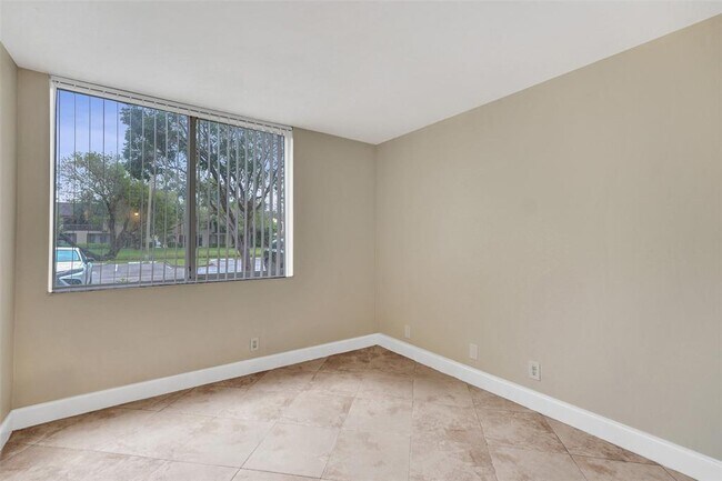 Foto del edificio - 10733 Cleary Blvd