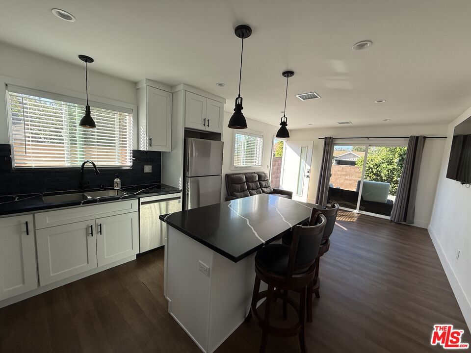 Foto principal - 8302 Capps Ave