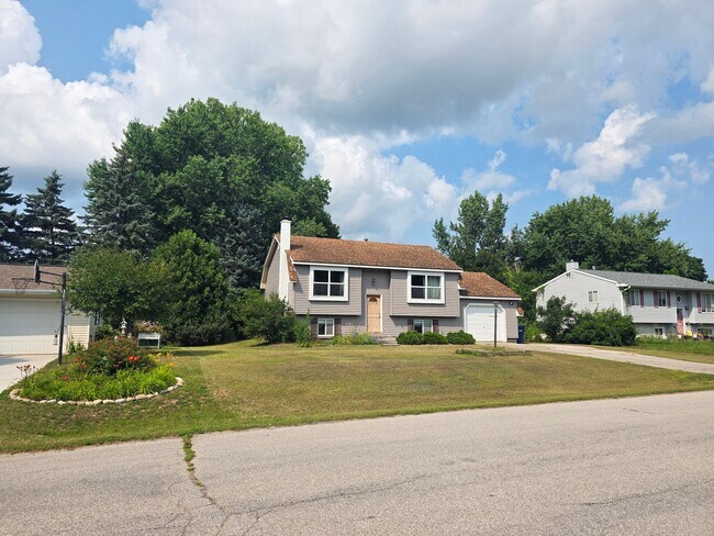 Foto del edificio - 4900 Thornapple Ln