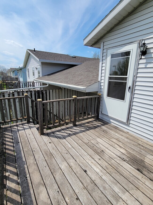 Building Photo - 1012 Castlewood Dr