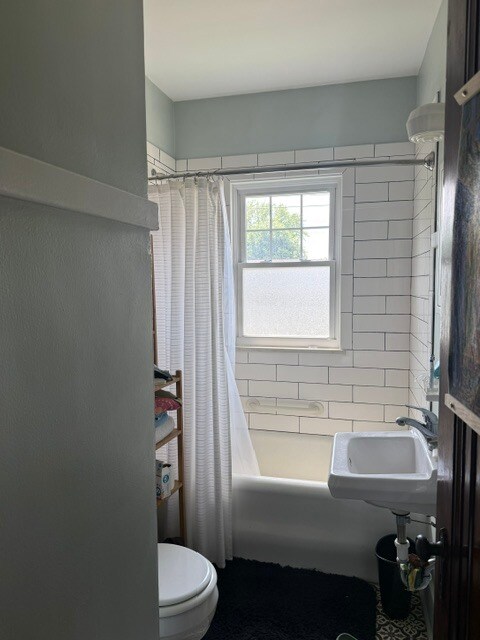 Baño - 2701 E Saginaw St