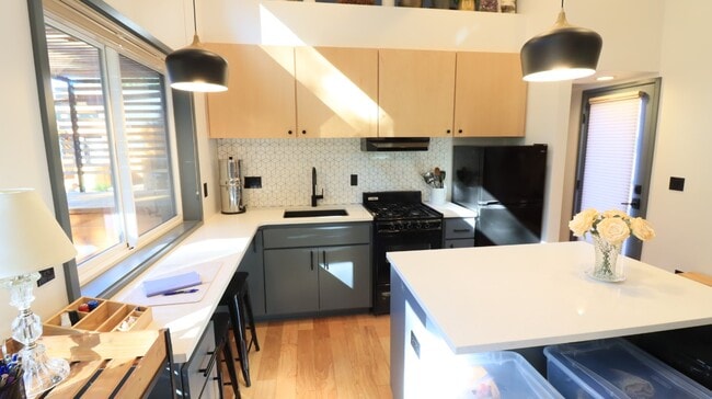 Building Photo - ! Bed 1 Bath Tiny Home
