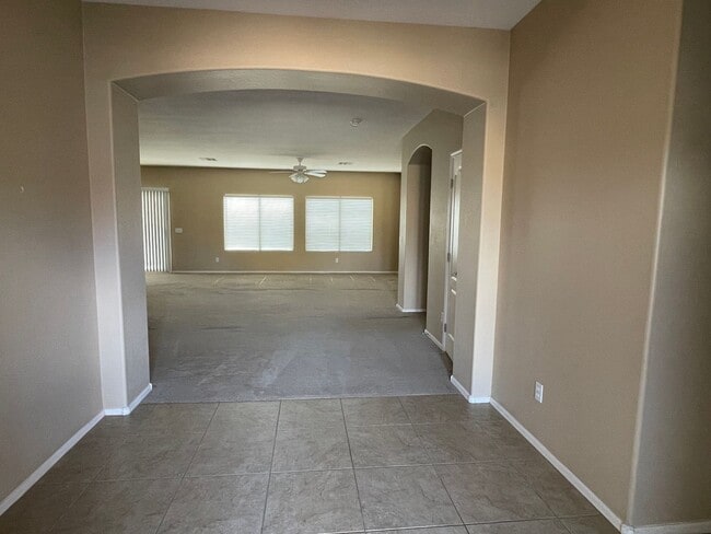 Building Photo - Great Deal in Sun Groves with 3 car tandem...