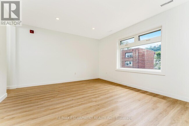 Photo du bâtiment - 127 Victoria Ave S