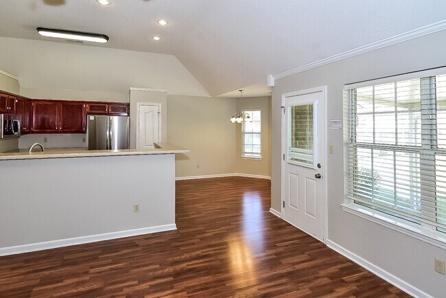 Building Photo - 4102 Ravenwood Dr N
