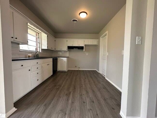 Building Photo - 904 Westchester Dr