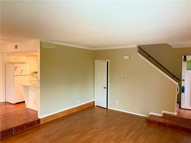 Building Photo - 6106 Shadow Valley Dr