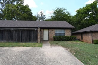 Building Photo - 203 Parklane Dr