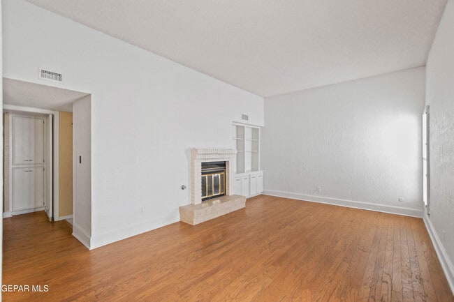 Building Photo - 316 Thunderbird Dr