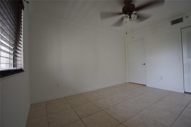 Foto del edificio - 7902 NW 74th Ave