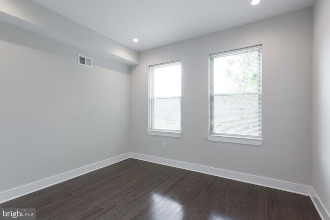 Building Photo - 2722 Latona St