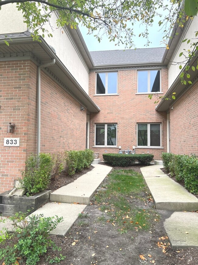 Building Photo - 833 N Maple Ave