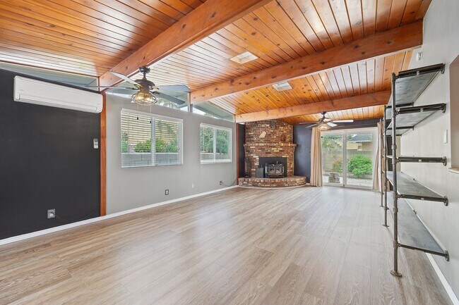 Building Photo - Adorable 3 Bedroom 2 Bathroom Single Story Family Home
