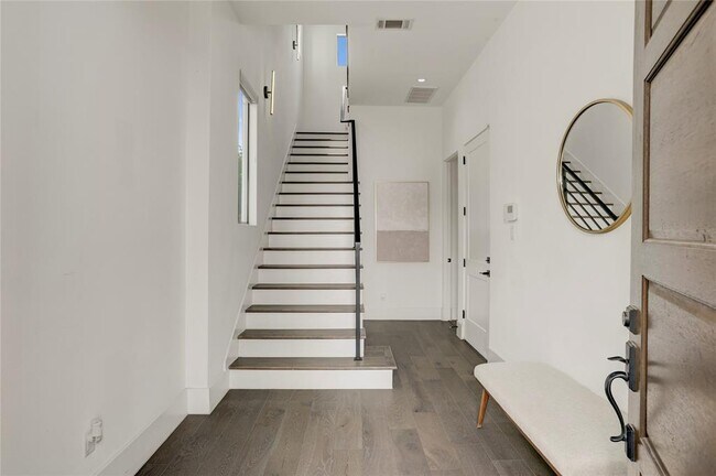 Foto del edificio - 315 E 2nd St
