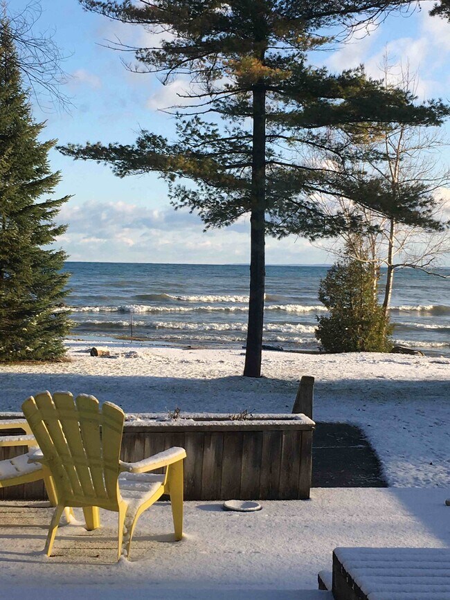 Photo du bâtiment - 1972 Shore Ln