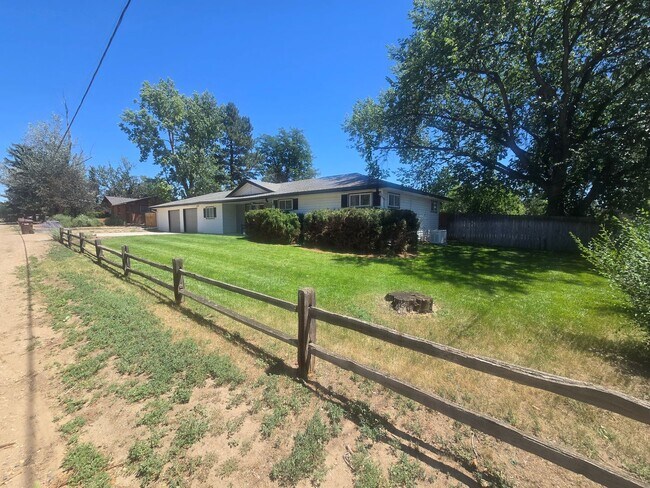 Building Photo - Rural 3 Bedroom Home in Fort Collins with Attached Garage and HUGE Yard Now Available! NO HOA!