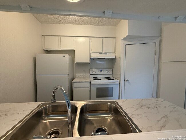 Foto del edificio - 223 Sprucewood Ln