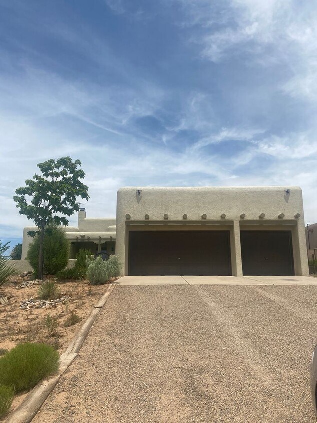 Primary Photo - Beautiful home located in rio rancho