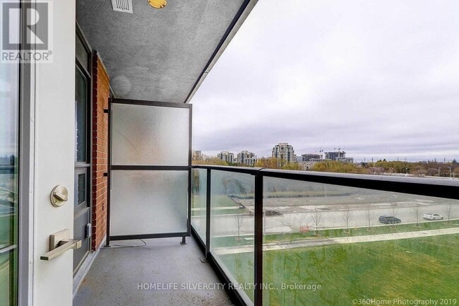 Photo du bâtiment - 18 Uptown Dr