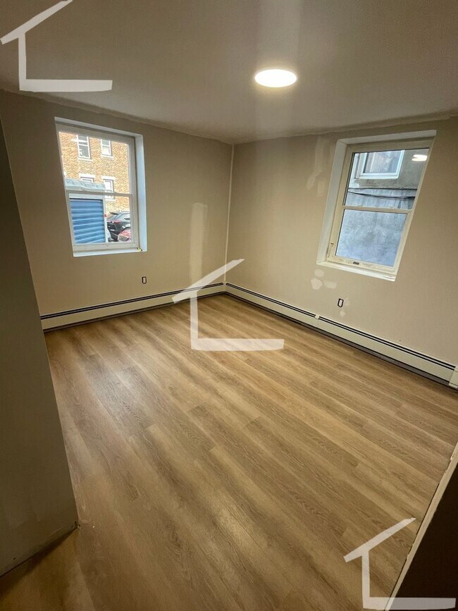 Building Photo - Huge 4 bed in Brookline