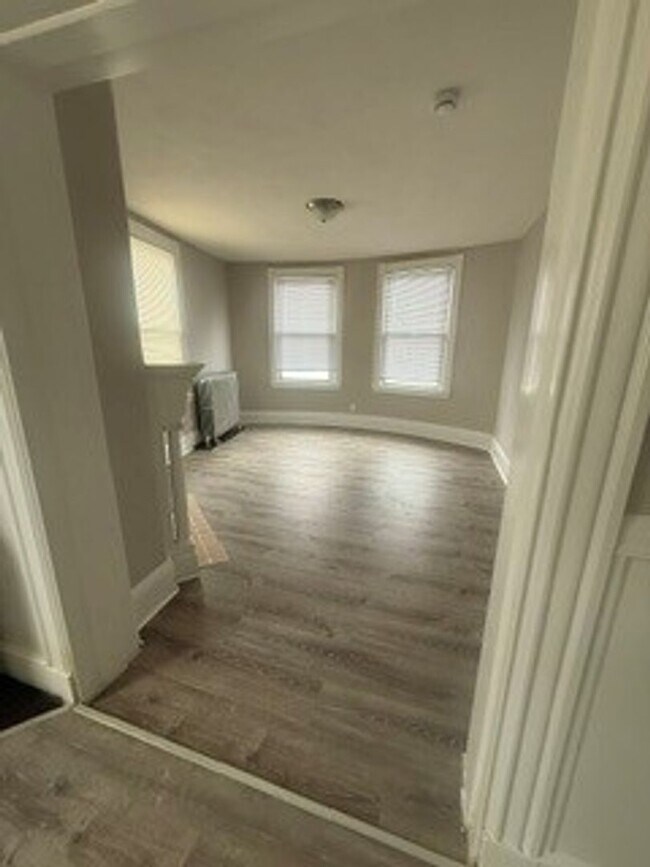 Foto del edificio - Spacious 1bedroom unit with large living room